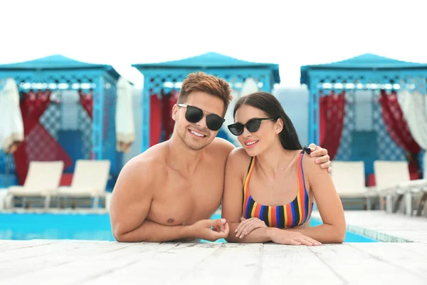 Frau im Bikini mit Freund im Resort. glückliches junges Paar — Stockfoto