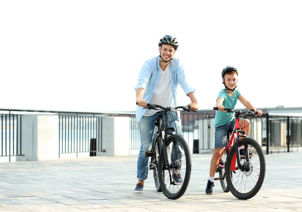 Otec a syn jezdí společně na kole — Stock fotografie
