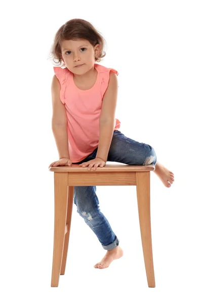 흰색 배경에 대한 의자에 어린 소녀입니다. 집에서위험 — 스톡 사진
