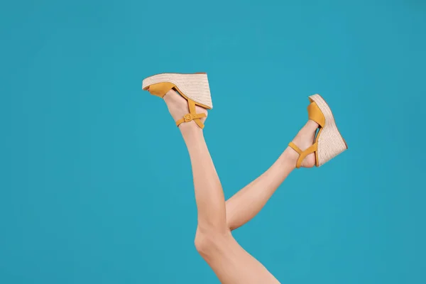 Mujer en zapatos elegantes sobre fondo azul claro —  Fotos de Stock