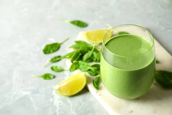 Pohár egészséges zöld smoothie friss spenót a könnyű asztalra. Szóköz a szöveghez — Stock Fotó