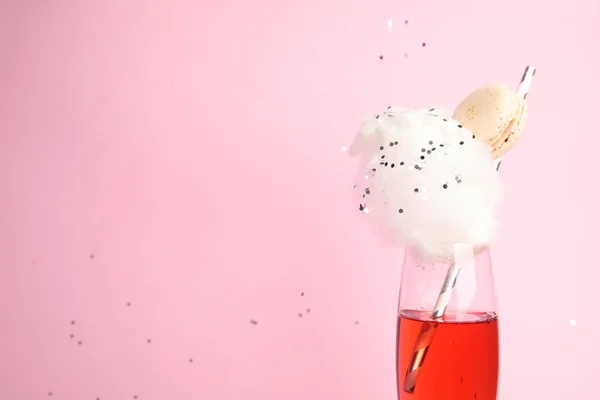 ピンクの背景にガラスの綿菓子とカクテル, テキストのためのスペース — ストック写真