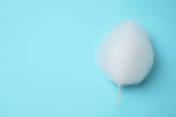 Zoete suikerspin op licht blauwe achtergrond, Top uitzicht. Ruimte voor tekst — Stockfoto