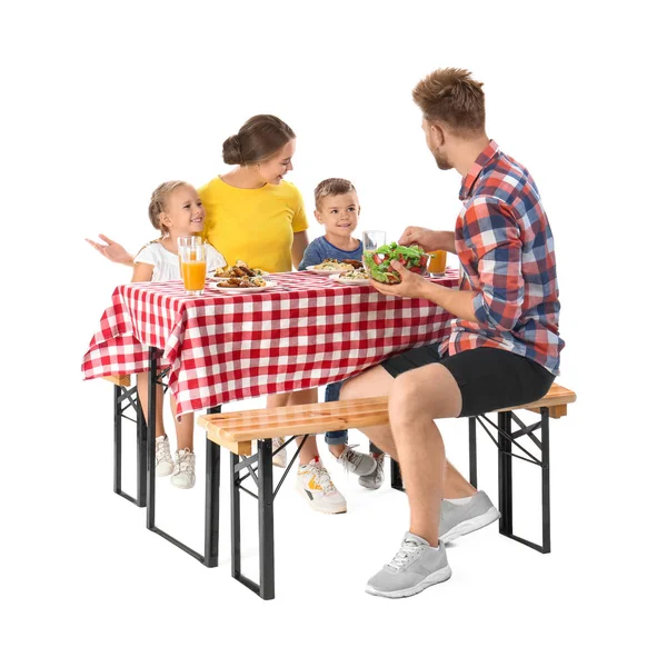 Mutlu aile beyaz arka plan üzerinde masada piknik sahip — Stok fotoğraf