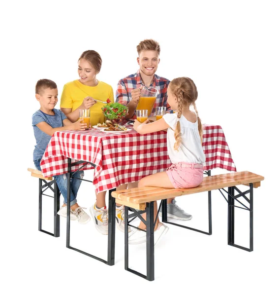 Família feliz fazendo piquenique à mesa no fundo branco — Fotografia de Stock