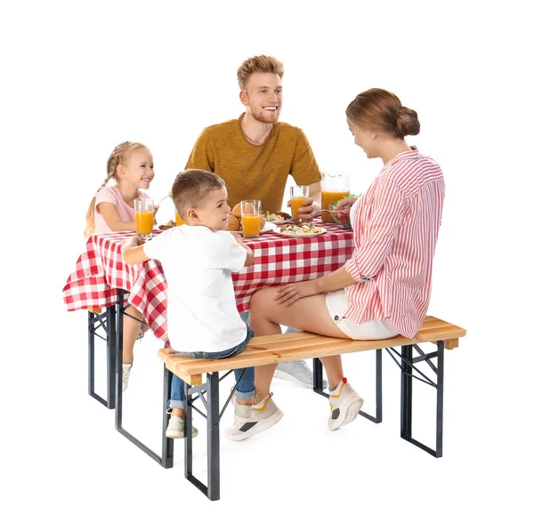 Щаслива сім'я має пікнік за столом на білому тлі — стокове фото