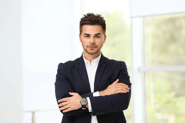 Retrato de jovem bonito em terno elegante dentro de casa — Fotografia de Stock