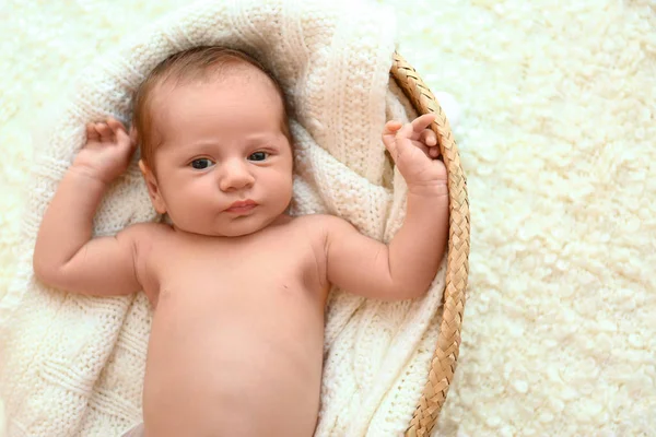 Carino piccolo bambino sdraiato sul plaid in maglia nella culla, vista dall'alto — Foto Stock