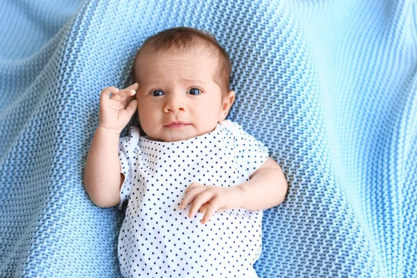 Lindo bebé acostado en cuadros azul claro, vista superior — Foto de Stock