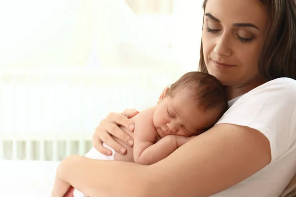 Jovem mãe com seu bebê em casa — Fotografia de Stock