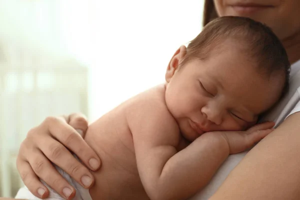 Joven madre con su pequeño bebé en casa — Foto de Stock