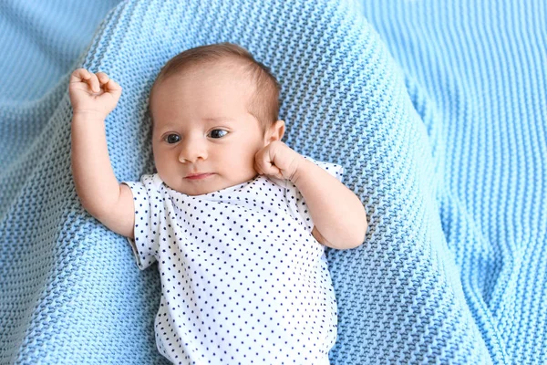 Lindo bebé acostado en cuadros azul claro, vista superior. Espacio para texto — Foto de Stock