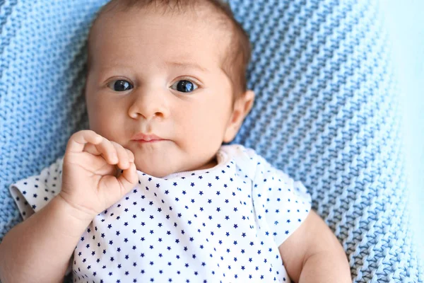 Aranyos kis baba fekszik világoskék kockás, felülnézet — Stock Fotó