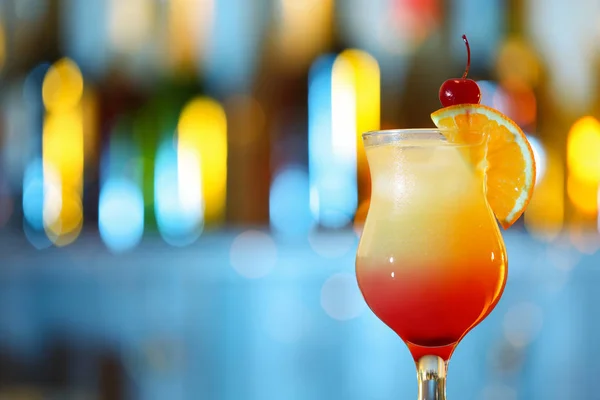 Стакан свежего алкогольного коктейля на размытом фоне. Пространство для текста — стоковое фото
