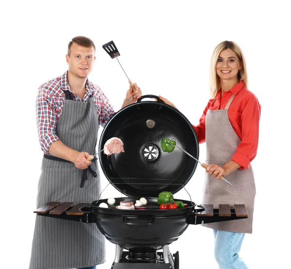 Gelukkig paar koken op barbecue grill, witte achtergrond — Stockfoto