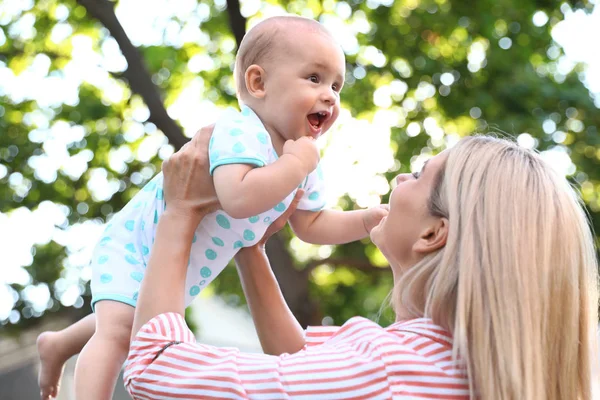 Bambinaia con bambino carino all'aperto nella giornata di sole — Foto Stock