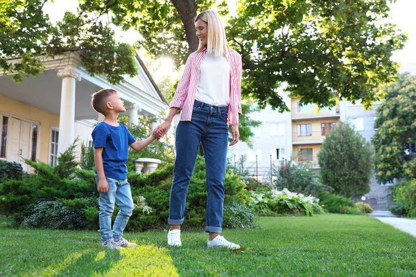 Nounou avec petit garçon mignon ensemble le jour ensoleillé. Espace pour le texte — Photo