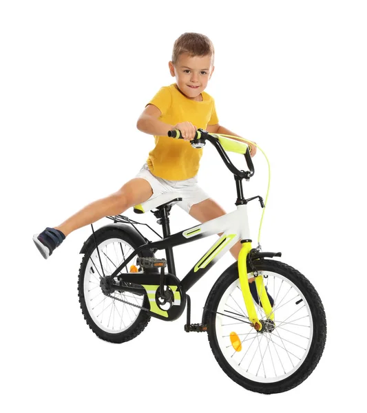흰색 바탕에 귀여운 작은 소년 승마 자전거 — 스톡 사진
