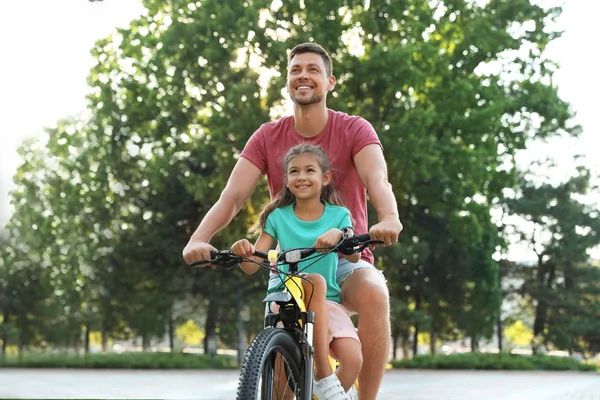 Père heureux avec fille équitation vélo en ville — Photo