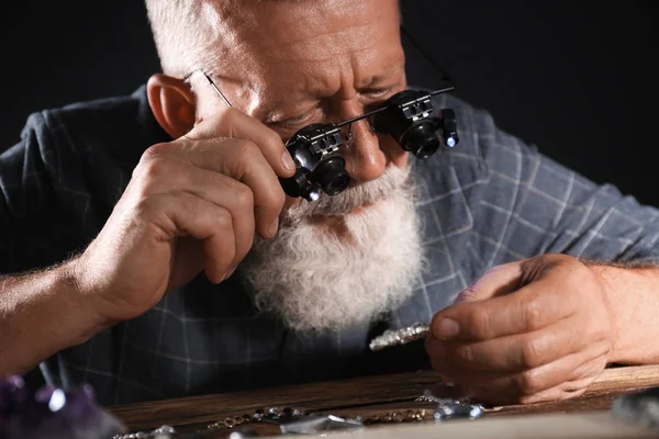 Bijoutier masculin évaluant broche en diamant en atelier, vue rapprochée — Photo