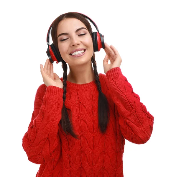 Jovem mulher ouvindo música com fones de ouvido no fundo branco — Fotografia de Stock