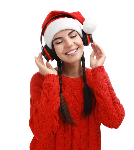 白い背景にクリスマスの音楽を聴いてサンタ帽子の若い女性 — ストック写真