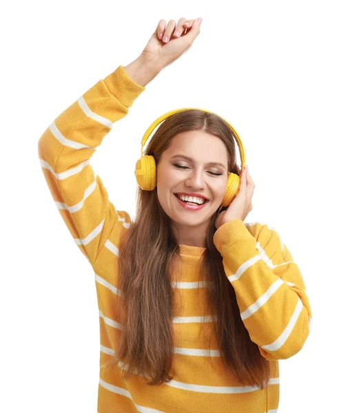 Jovem mulher ouvindo música com fones de ouvido no fundo branco — Fotografia de Stock