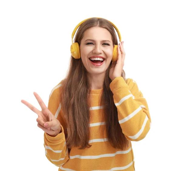 Jovem mulher ouvindo música com fones de ouvido no fundo branco — Fotografia de Stock