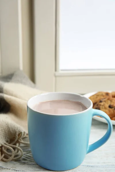 Csésze forró kakaó ablakpárkányon. Téli ital — Stock Fotó