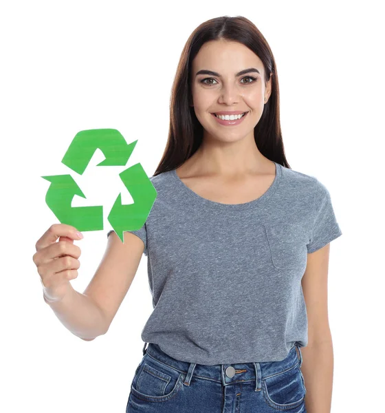 Mujer joven con símbolo de reciclaje sobre fondo blanco — Foto de Stock