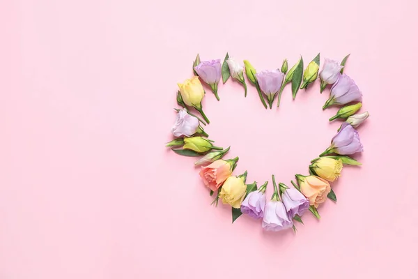 Płaska kompozycja z pięknymi kwiatami Eustoma na różowym tle, miejsce na tekst — Zdjęcie stockowe