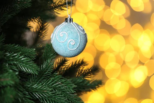 Árbol de Navidad decorado contra luces borrosas en el fondo. Efecto Bokeh —  Fotos de Stock