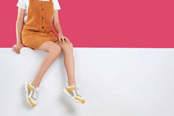 Mujer con zapatos elegantes en el fondo de color, primer plano — Foto de Stock