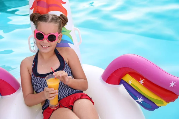 수영장에서 풍선 유니콘에 음료와 행복한 소녀 — 스톡 사진