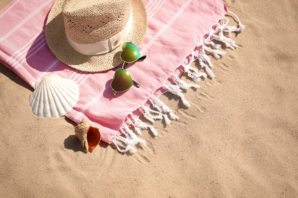 Elegantes accesorios de playa sobre arena, espacio para texto — Foto de Stock