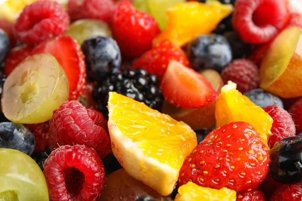 Salada de frutas saborosa fresca como fundo, close-up — Fotografia de Stock