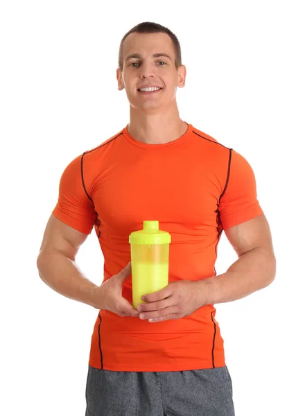 Атлетичный молодой человек с протеиновым коктейлем на белом фоне — стоковое фото