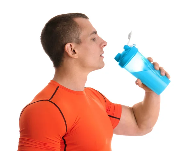 Atlético joven bebiendo batido de proteínas sobre fondo blanco — Foto de Stock