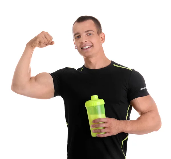 Athletischer junger Mann mit Proteinshake auf weißem Hintergrund — Stockfoto