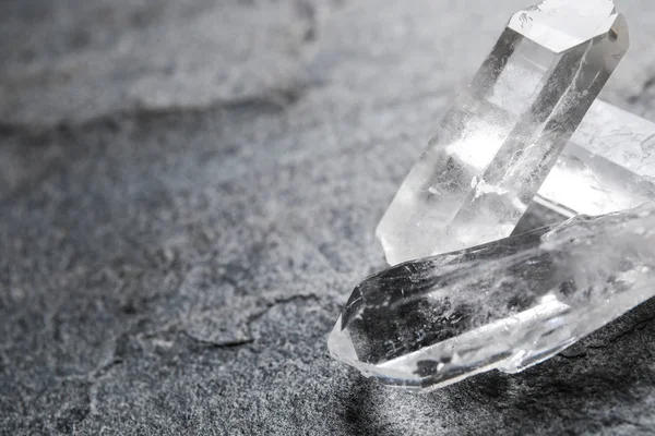 Hermosas piedras preciosas de cristal de roca en la mesa gris, espacio para el texto —  Fotos de Stock