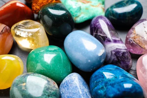 Diferentes pedras preciosas como fundo, vista close-up — Fotografia de Stock
