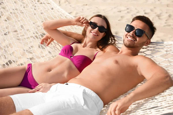 Junge schöne Entspannung in der Hängematte am Strand — Stockfoto