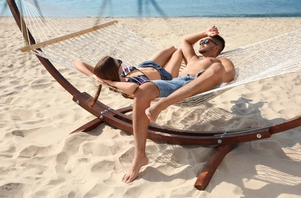 Junge schöne Entspannung in der Hängematte am Strand — Stockfoto