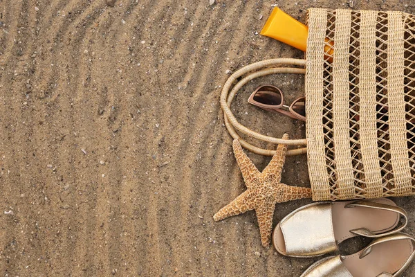 Composición con accesorios de playa sobre arena, plano. Espacio para texto — Foto de Stock