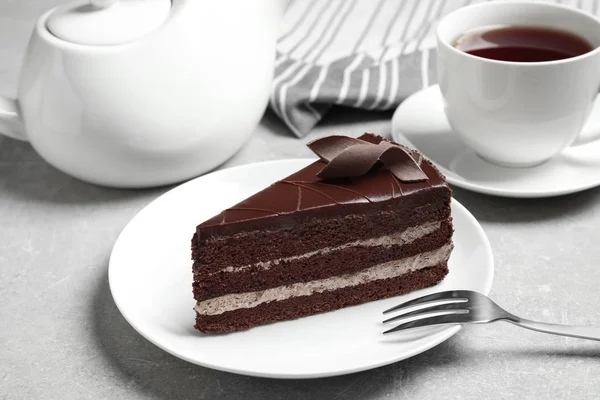 Delicioso pastel de chocolate fresco servido en la mesa gris claro — Foto de Stock