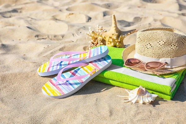 Set con elegantes accesorios de playa sobre arena — Foto de Stock