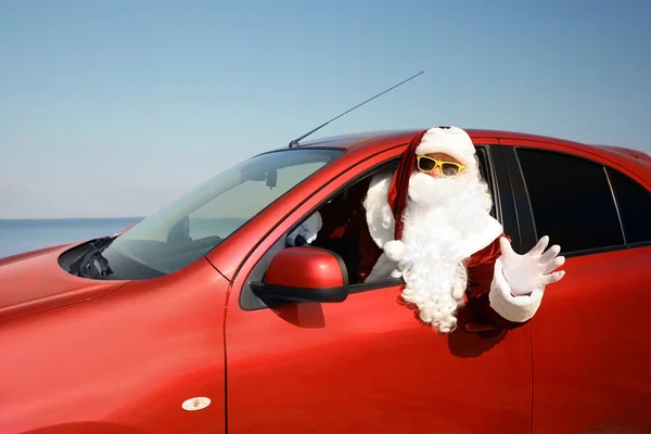 Autentico Babbo Natale guida auto moderna vicino al mare — Foto Stock