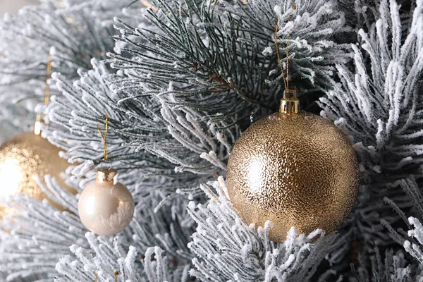 Mooie kerstboom met feestelijke decor als achtergrond, close-up — Stockfoto