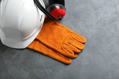 Gri arka plan üzerinde güvenlik ekipmanları ile kompozisyon. Metin için alan