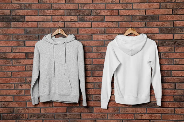 Bahaya dengan sweater baru di dinding bata, pura-pura untuk desain — Stok Foto